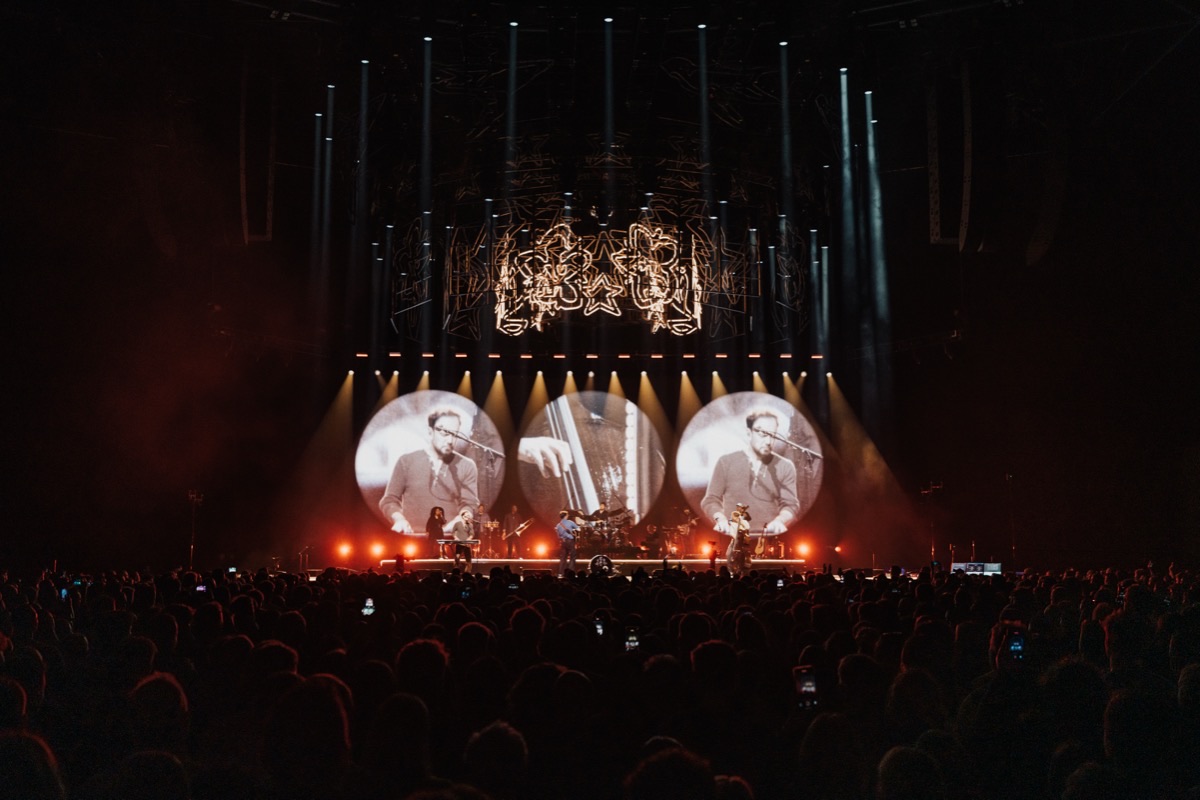 Mumford and Sons in Glasgow performing beneath three large circular video screens